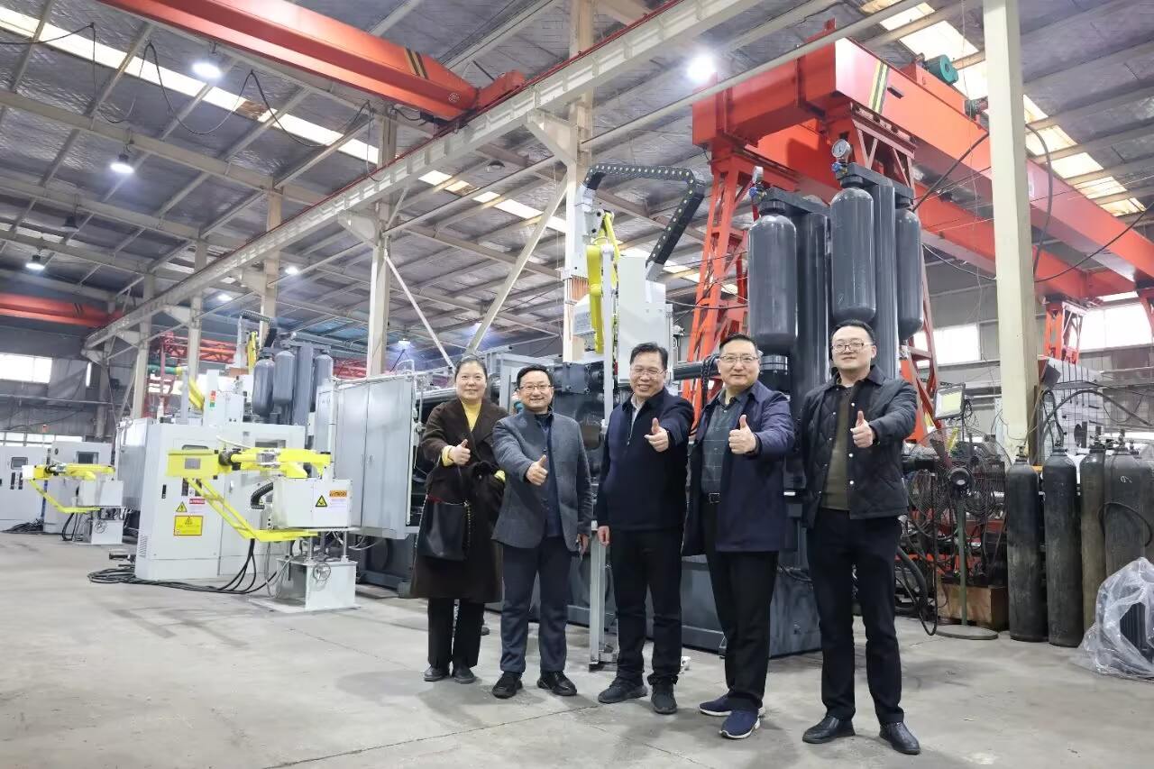 Wujie, président de l'Anhui Grain Engineering Vocational College, s'est rendu à Bengbu Longhua pour discuter du projet de coopération « Industrie-Université-Recherche »