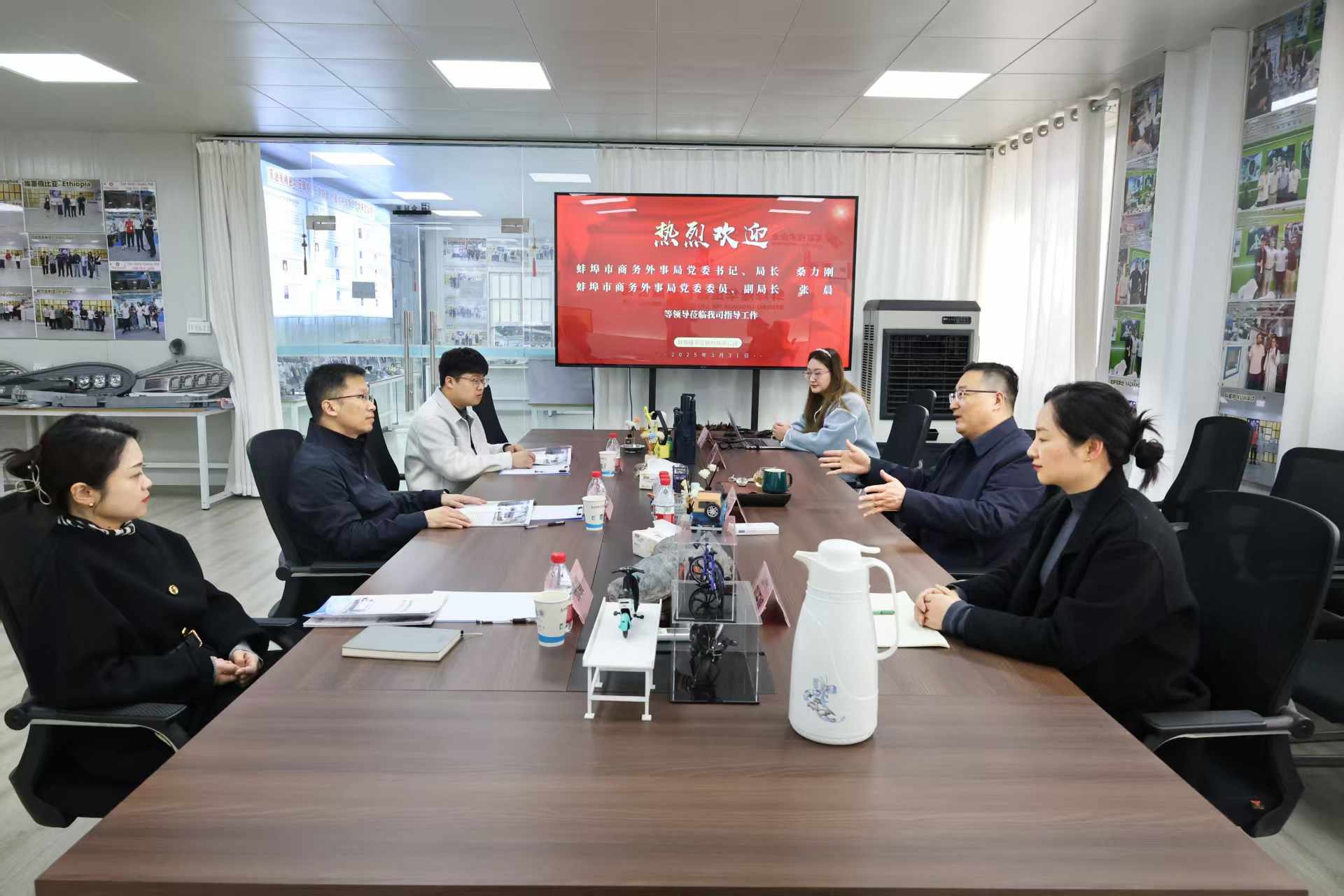 Les dirigeants du Bureau municipal du commerce et des affaires étrangères de Bengbu ont visité Longhua Technology pour discuter de stratégies d'expansion des marchés internationaux